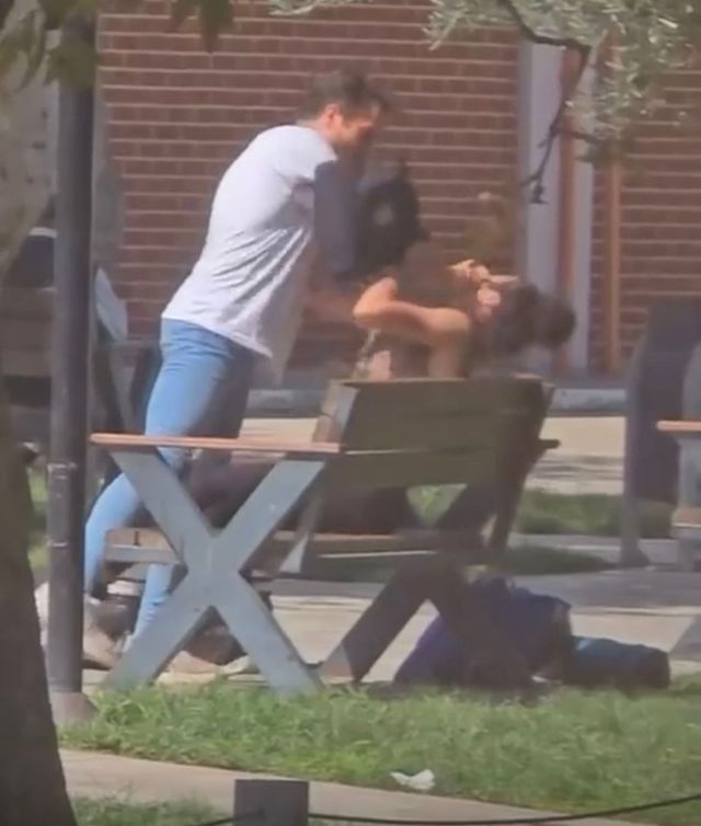Sokak ortasında dehşeti yaşattı: Sevgilisinin önce boğazını sıktı ardından yumrukladı!