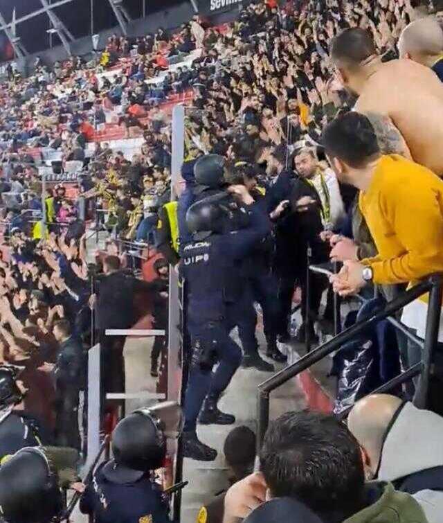 Sevilla polisi Fenerbahçe taraftarına saldırdı! Hastaneye kaldırılan var