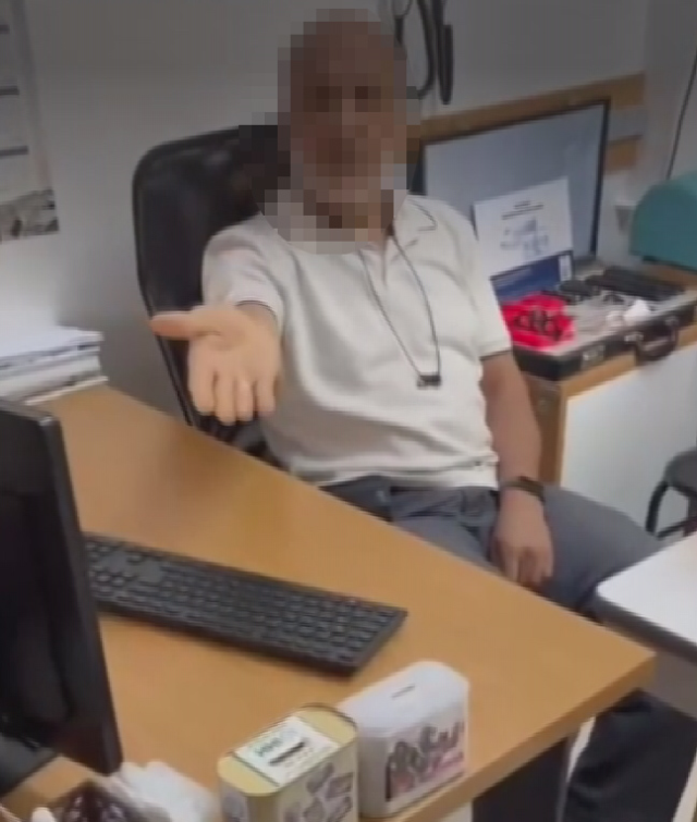 Doktorun kıyafetini beğenmediği kadını muayene etmemesi infial yarattı