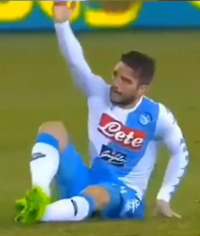 Herkes ağzı açık izledi! Mertens'in yerden kalkmak için yaptığı hareket olay oldu