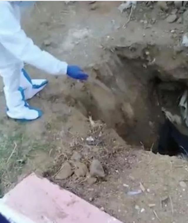 Mezarlığa gidip karısını elleriyle toprağa gömdü, eve gidince canlı görünce besmele çekti