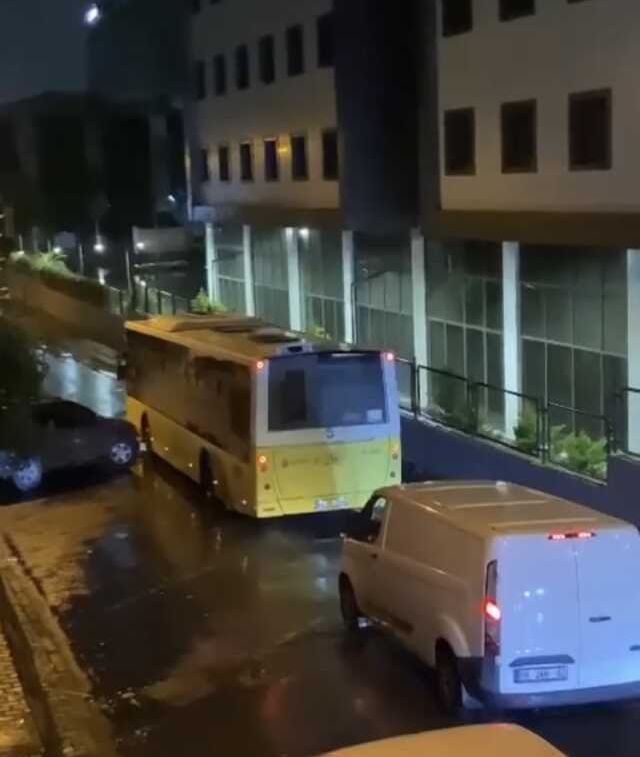 Bağcılar'da bir kadın yol ortasında yürüyerek trafiği felç etti