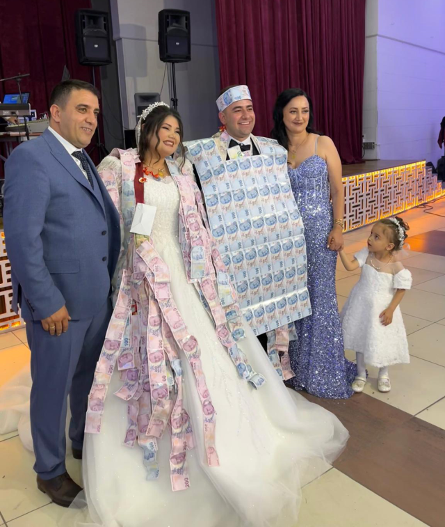 Düğünde damada paradan yelek giydirdiler