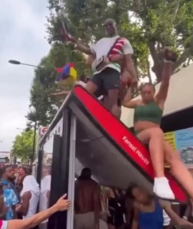 Otobüs durağının çatısında twerk yapan genç kadının sonu kötü oldu