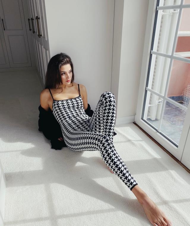 Güzel oyuncu Hande Erçel, pantolonunun düğmesini açıp poz verdi