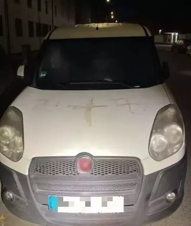 Arabaların üzerine insan kanıyla gamalı haç çizdiler