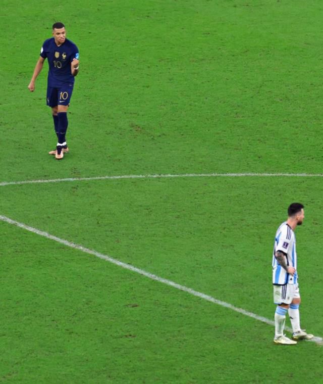 Dünya Kupası finalinde neler oluyor! Messi'nin kendisine yaptığı harekete Mbappe böyle yanıt verdi