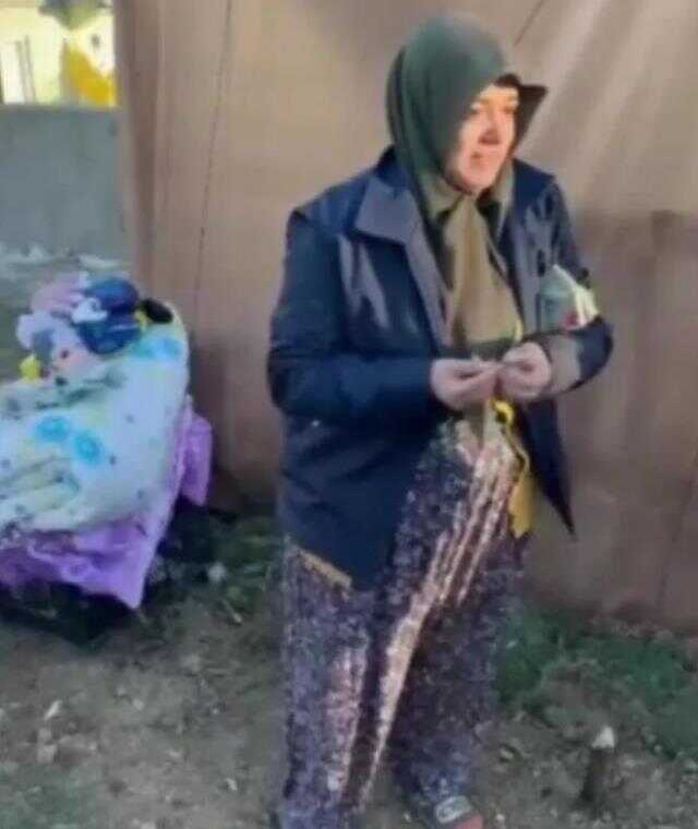 Yardım için gönderilen montun her bir cebinden çıkanlar depremzede kadını böyle duygulandırdı