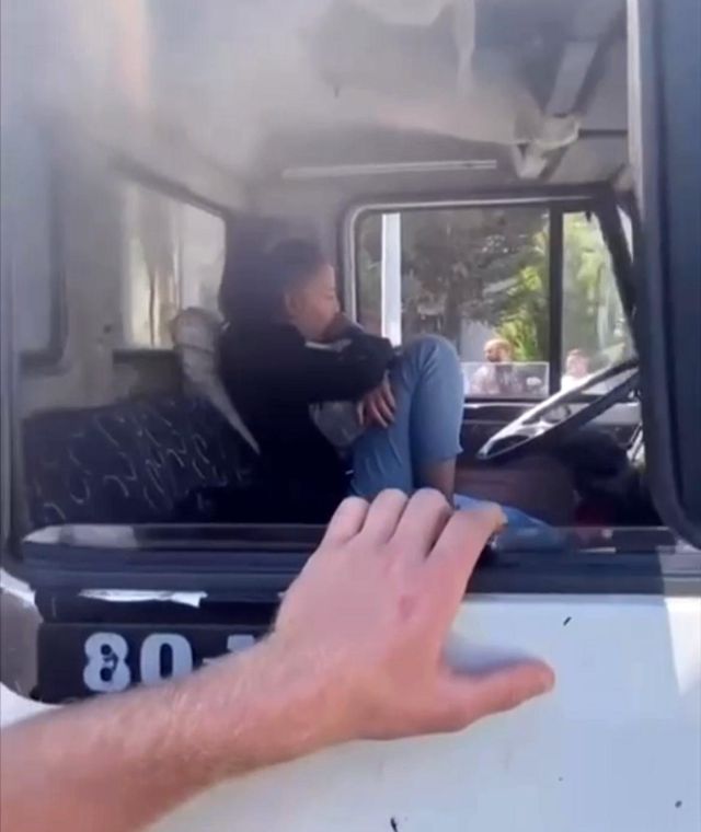 Genç kız çaldığı kamyonla kaza yaptı! Yakalanınca dondu kaldı