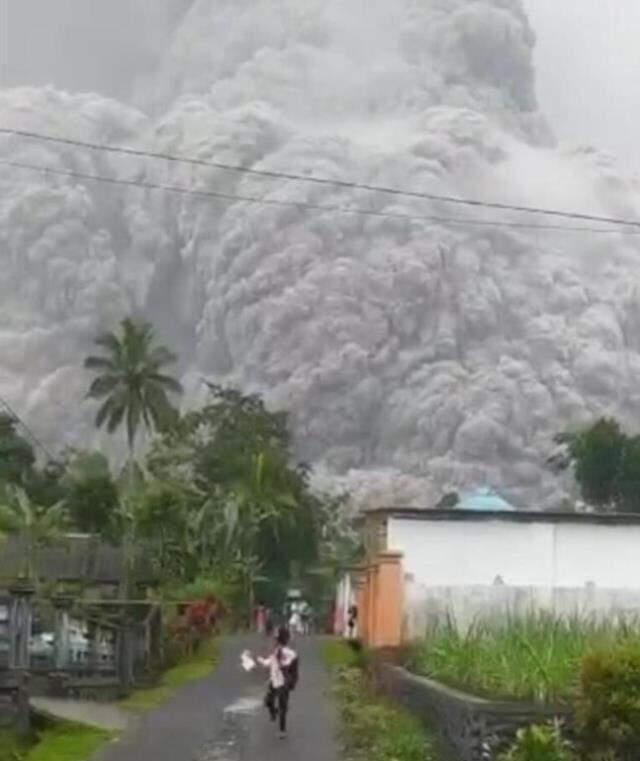 Halk 'Kıyamet gibiydi' diye anlattı! Endonezya'da yanardağ patladı, gündüz geceye döndü