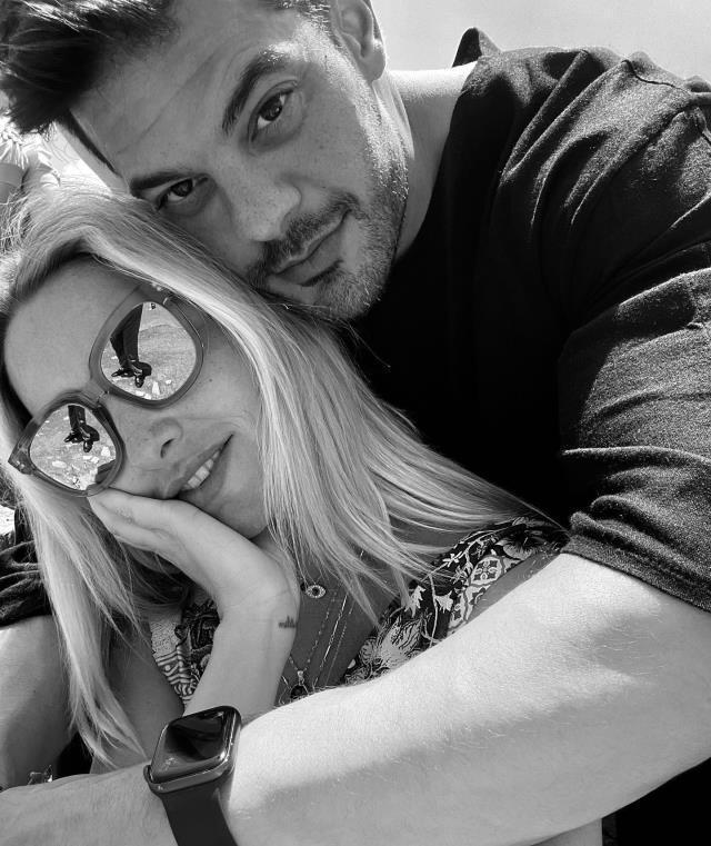 Mehmet Dinçerler ile sessiz sedasız nişanlanan Hadise, alyansıyla ilk pozunu verdi