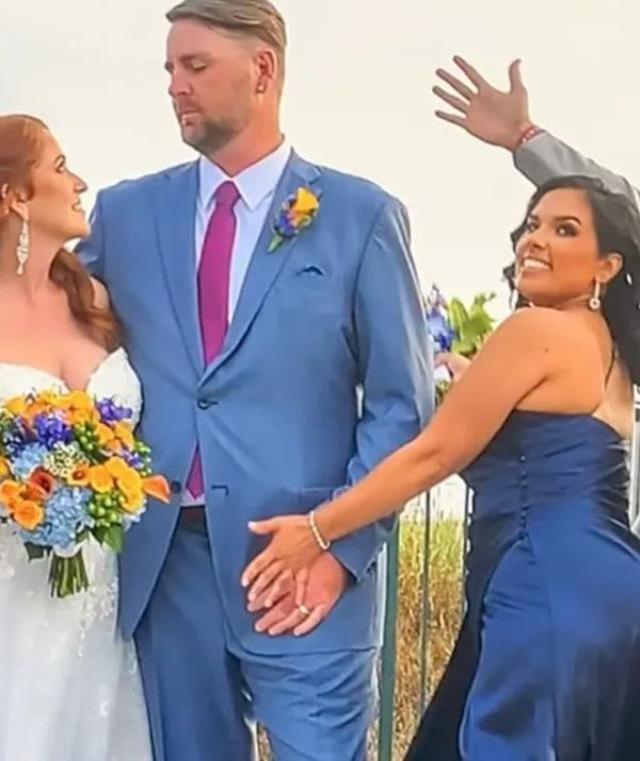 Evde düğün fotoğraflarına bakan gelin, gördüğü manzara karşısında dehşete düştü