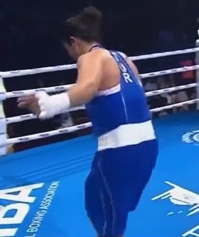 Trabzonlu zaferi böyle kutlar! Tarih yazan milli boksör Busenaz Sürmeneli'den ringde kolbastı