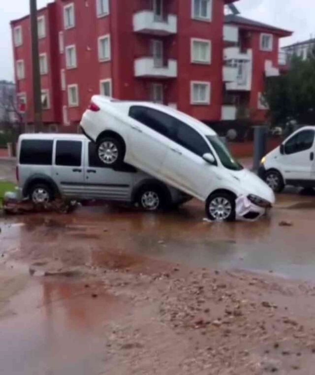 Antalya'yı sağanak vurdu! Çok sayıda ev ve iş yerini su bastı, 5 ilçede okullar tatil edildi