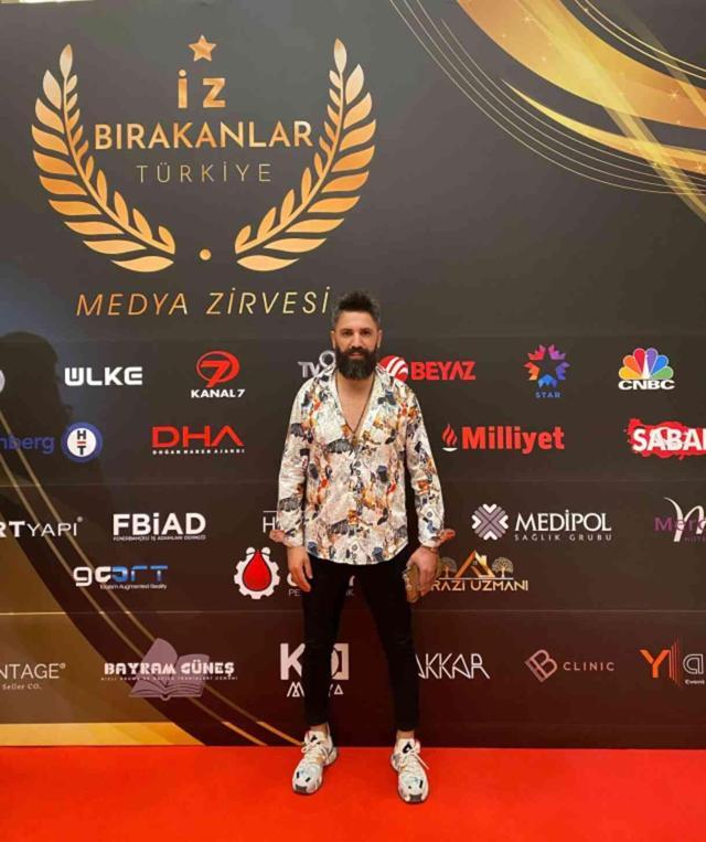 Ünlü Modacı Emrullah Köroğlu, İz Bırakanlar Türkiye Medya Zirvesi'nde Ödüle Layık Görüldü