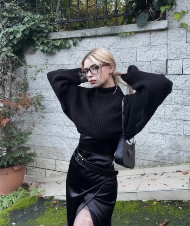 Zeynep Atılgan'ın derin yırtmacındaki ayrıntı olay oldu
