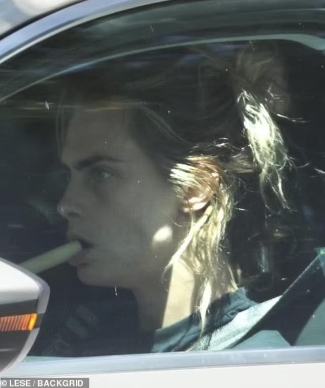 Cinsel ilişki ürünlerinin satıldığı mağazaya giren Cara Delevingne'ın bacağındaki morluklar dikkat çekti