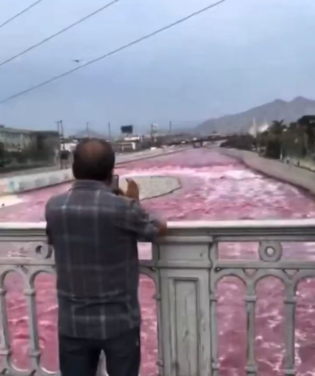 Nehir aniden kırmızıya dönüştü, kimse ne olduğunu anlamadı