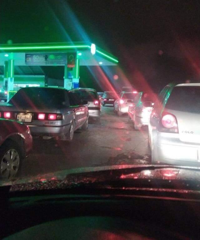 LPG'ye gelen zam nedeniyle akaryakıt istasyonlarında uzun kuyruklar oluştu