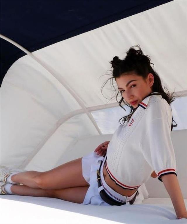 La Casa de Papel'in Tokyosu mini şortuyla sahilde poz verdi! Beğeniler 2 milyonu geçti