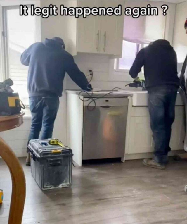 Yanlış eve giden işçiler, ev sahibinin evde olmadığı sırada evin mutfağını sona yeniledi