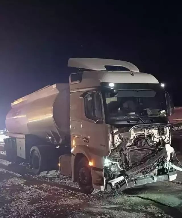 Akaryakıt Tankeriyle Çarpışan Araçta 4 Kişi Hayatını Kaybetti