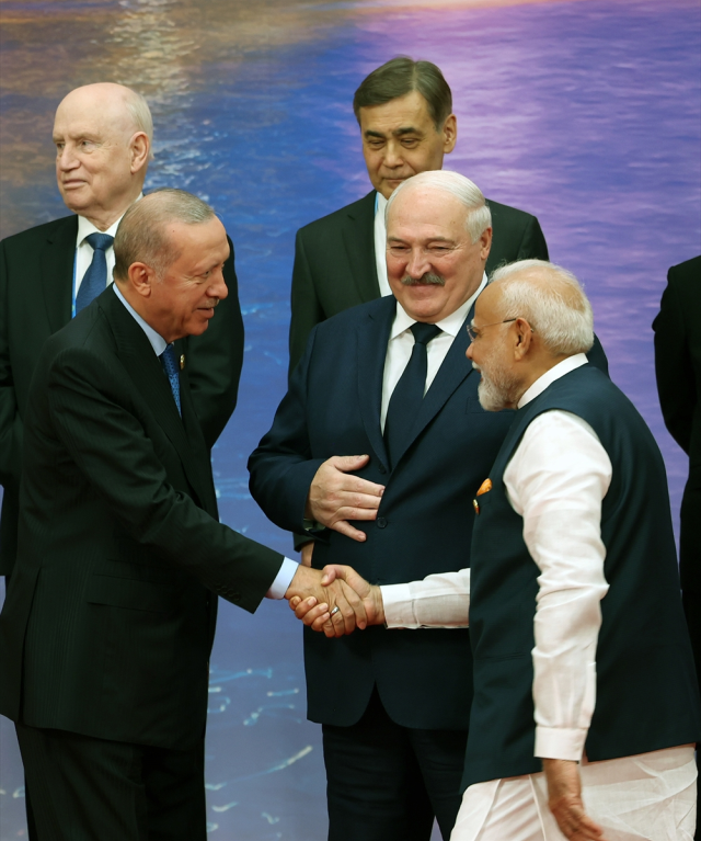 Cumhurbaşkanı Erdoğan ve eşi Şanghay Zirvesi'nde aile fotoğrafına katıldı