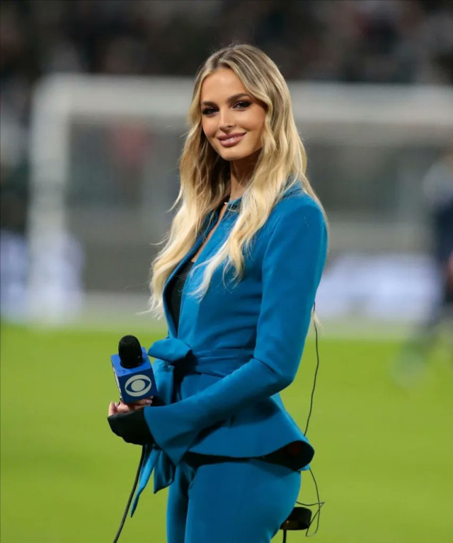 İtalyan kadın futbol muhabirleri güzellikleriyle gündem oldu