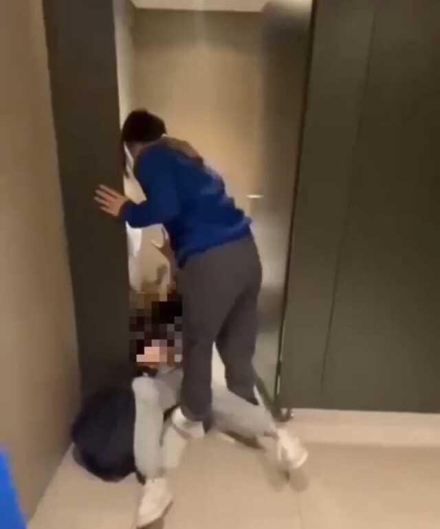 Hepsi daha çocuk! Restoranın tuvaletine götürdükleri kız arkadaşlarını tekme tokat dövdüler