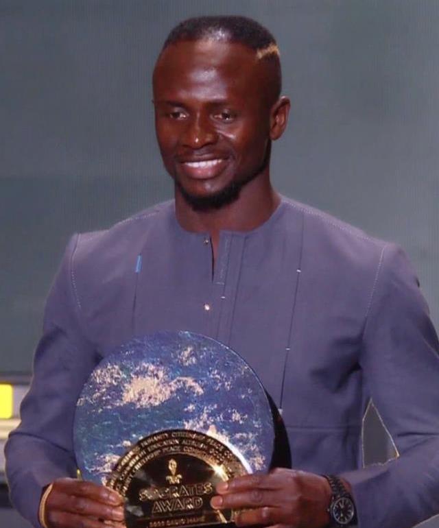 2022 Ballon d'Or ödülünü Real Madrid'in yıldızı Karim Benzema kazandı