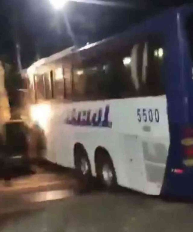 Brezilya'da hızlı tren, raylarda arızalanan otobüsü ikiye böldü: Şoför ve 6 yolcu mucizevi bir şekilde yara almadan kurtuldu
