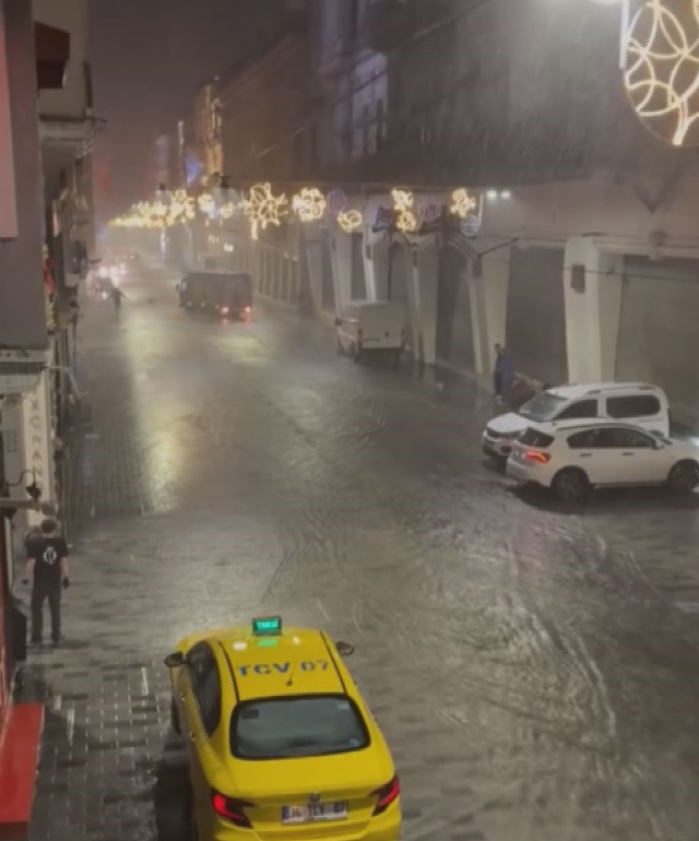 İstiklal Caddesi'nde suyla kaplanmış yürüyüş yolu
