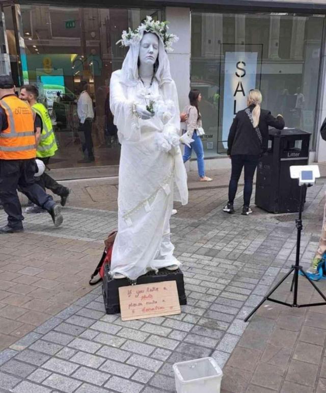 İngiliz turist, gerçek kadın gibi görünen heykeli taciz etti