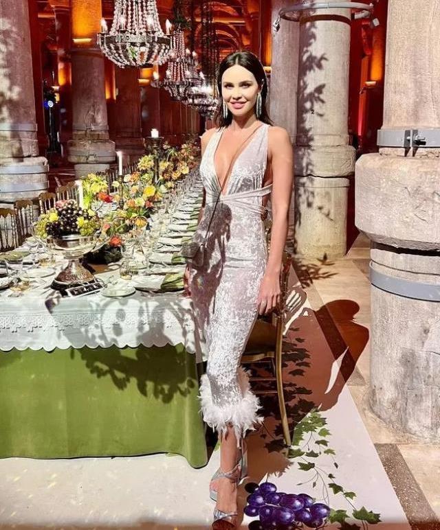 Volkan Demirel'in eşi göğsünden göbeğine kadar inen dekoltesiyle ortalığı kasıp kavurdu