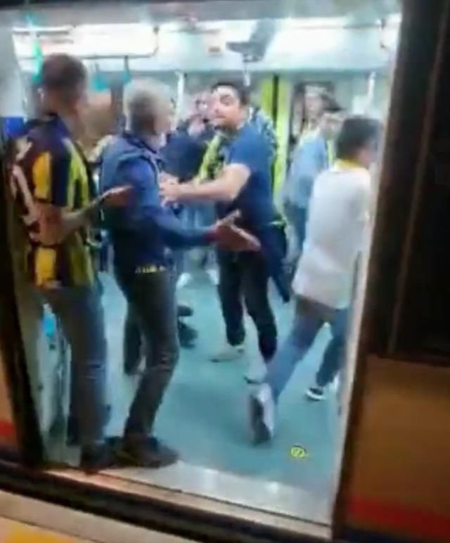 Marmaray savaş alanına döndü! Fenerbahçeliler, Trabzonsporlulara tekme tokat saldırdı