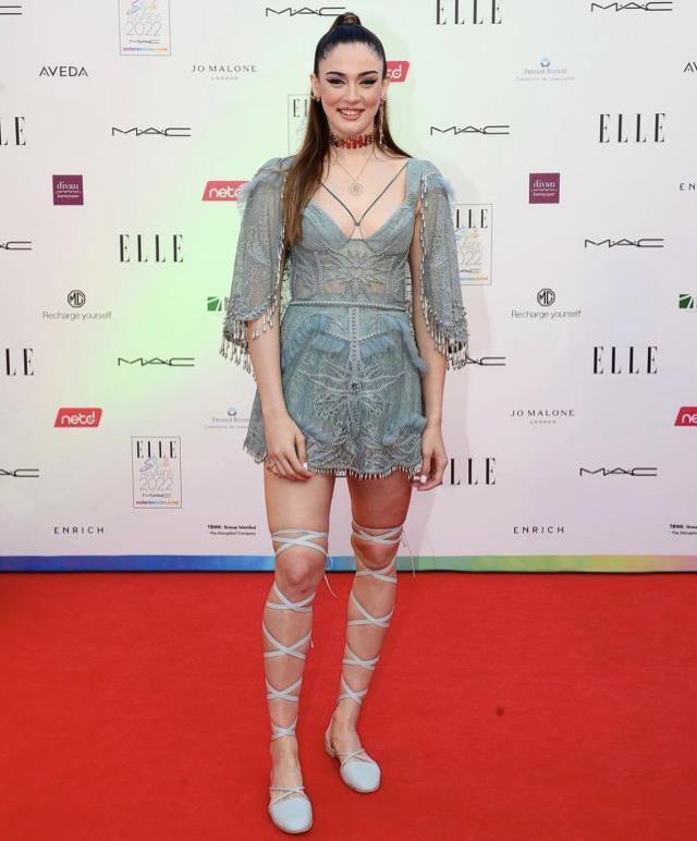 Bu nasıl ayakkabı Zehra! Derin dekolteli elbisesini bile gölgede bıraktı