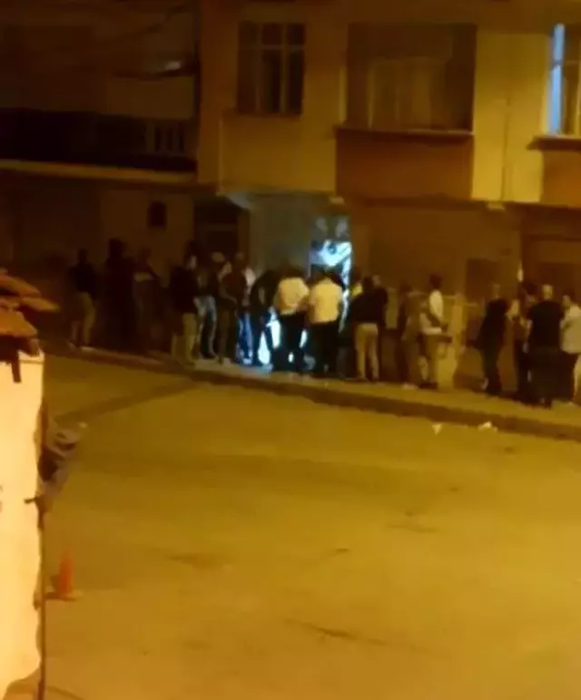 Ev sahibiyle kavga eden kiracı, zili çalıp içeri girmek isteyen polisi vurduktan sonra intihar etti