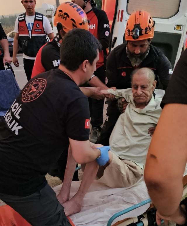 İzmir'deki yangından duygu dolu görüntüler: Mahsur kalanları ekipler böyle kurtardı