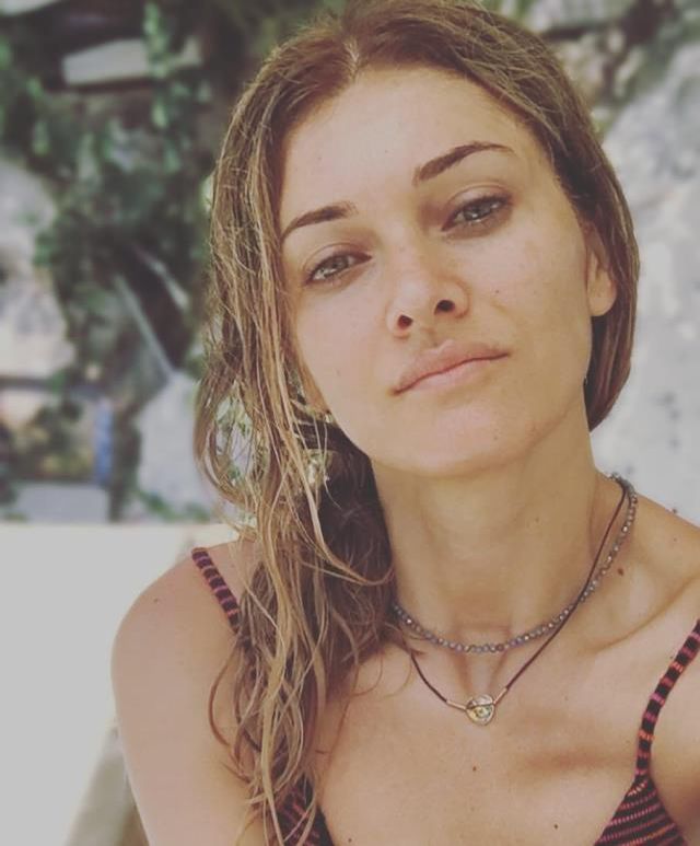 Güldür Güldür Show'un yıldızı Onur Buldu'nun eşi, güzelliğiyle görenleri kendisine büyüledi