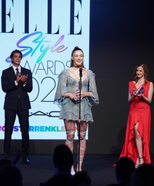 Ünlü isimlerin akın ettiği ELLE Style Awards 2022'de yılın enleri ödüllerini aldı
