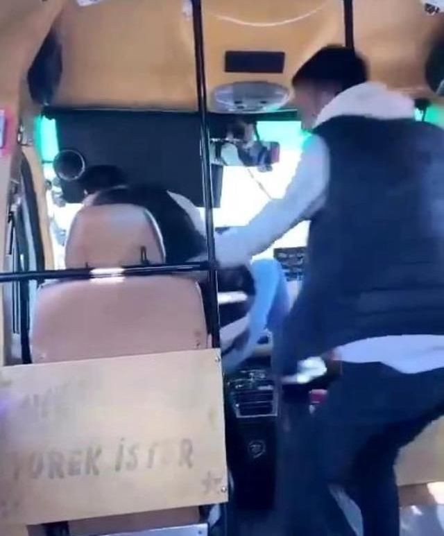 TEM otoyolunda minibüste 'seyir halindeyken şoför değişikliği' kamerada