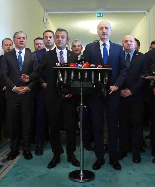 TBMM'de yeni anayasa mesaisi! Kurtulmuş ve Özel, görüşme sonrası kamera karşısına geçti