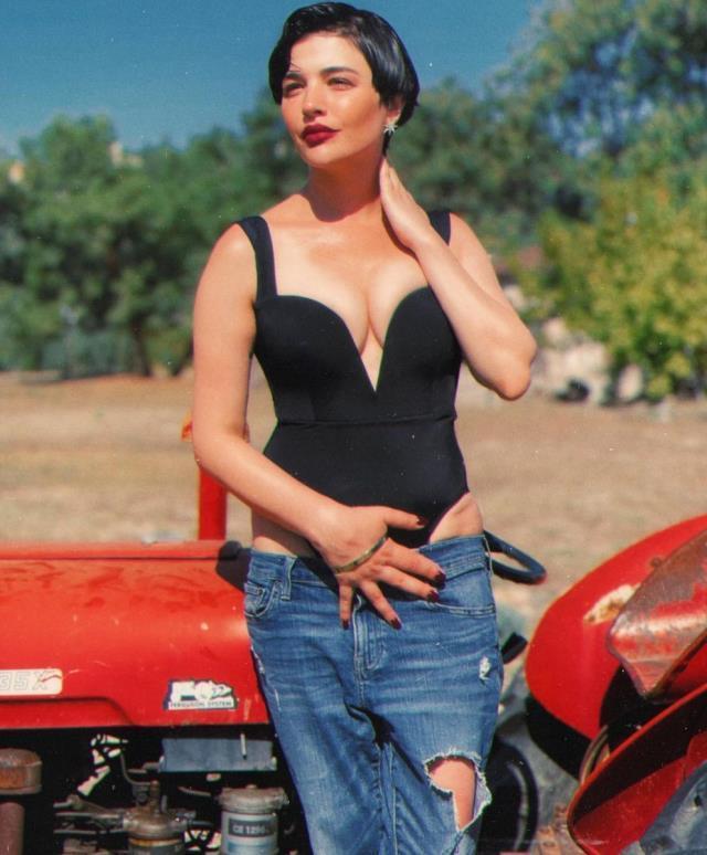 Gonca Vuslateri siyah mayosuyla traktör üzerinde poz verdi