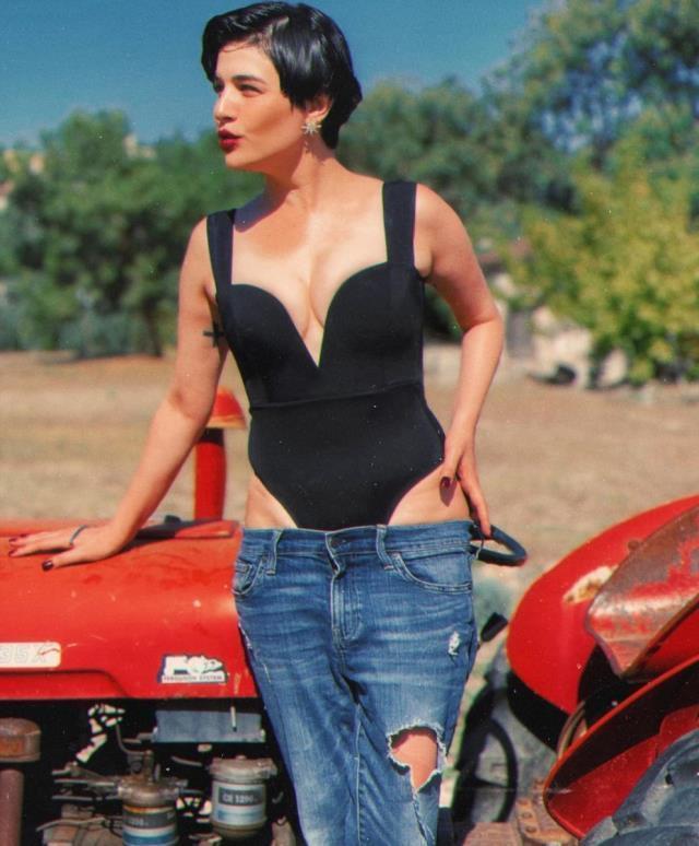 Gonca Vuslateri siyah mayosuyla traktör üzerinde poz verdi