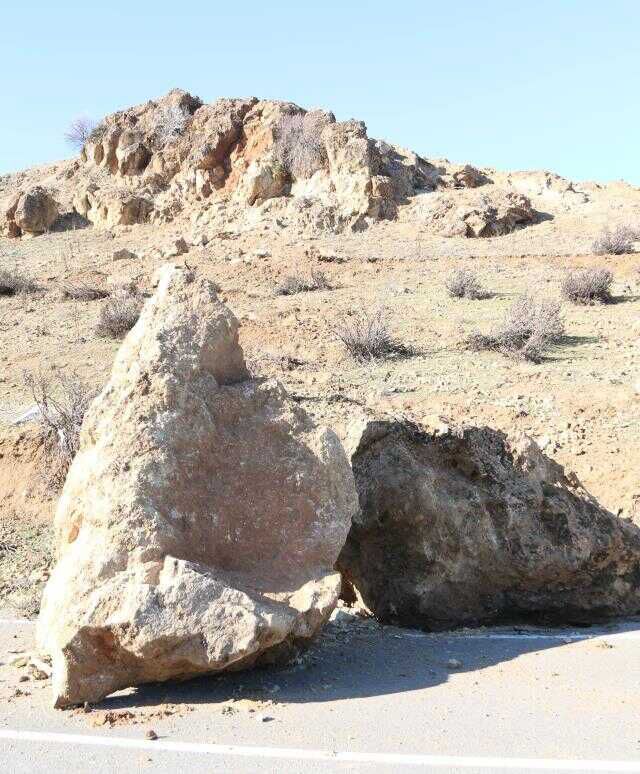 Binaları yıkan deprem doğaya da zarar verdi: Derelerde sular çekildi, dağlar yarıldı