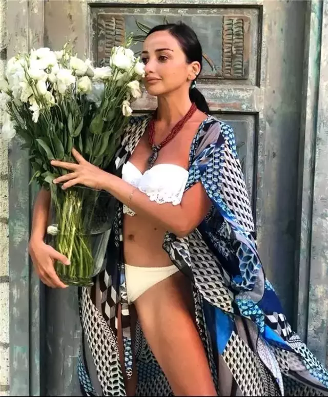 Duygu Sarışın'la ayrılan Çağatay Ulusoy, ünlü oyuncuyla sarmaş dolaş eğlendi