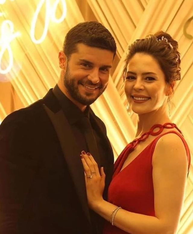 Yıldız Çağrı Atiksoy ve Berk Oktay sade bir törenle nişanlandı