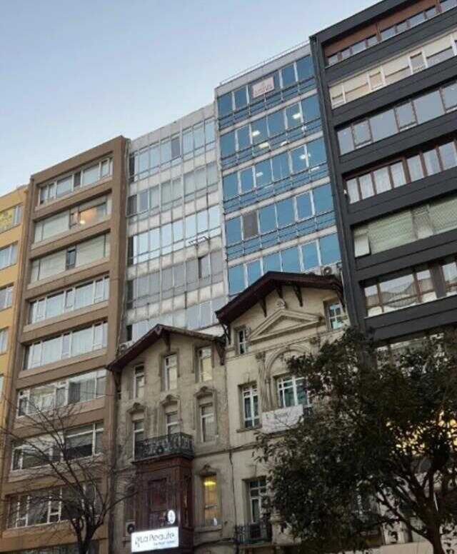 Türkiye asrın felaketini yaşarken, İstanbul Bağcılar'da inşa edilen bir binaya ait fotoğraf kaygıları artırdı
