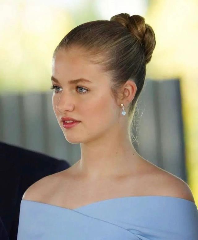 Tahtın güzeller güzeli varisi! İspanya'nın genç prensesi, ödül törenine gelenleri mest etti