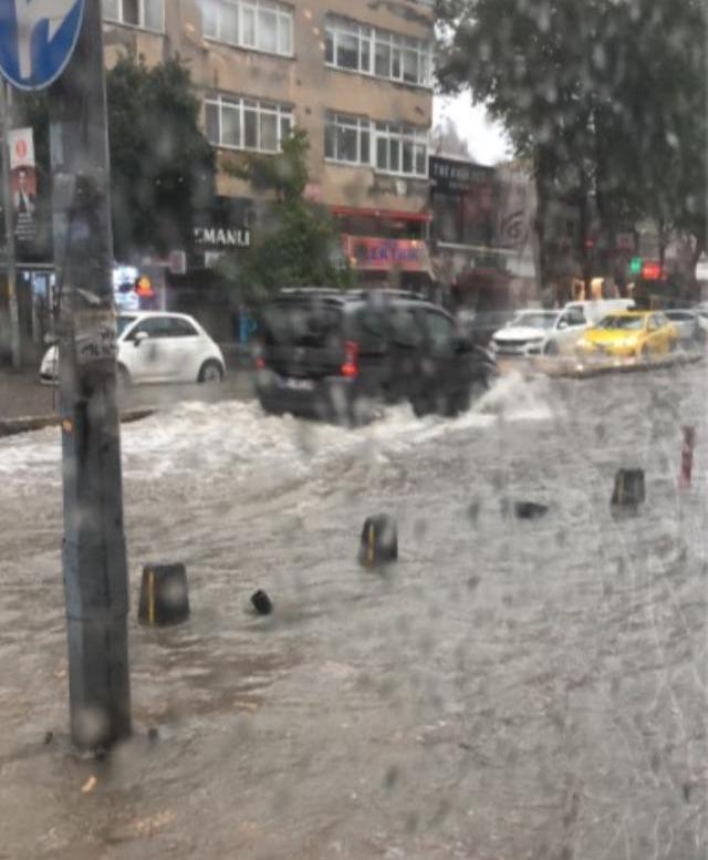 Son Dakika: İstanbul'da gün geceye döndü! Günlerdir uyarı yapılan yağmur, şehrin genelinde etkili oluyor